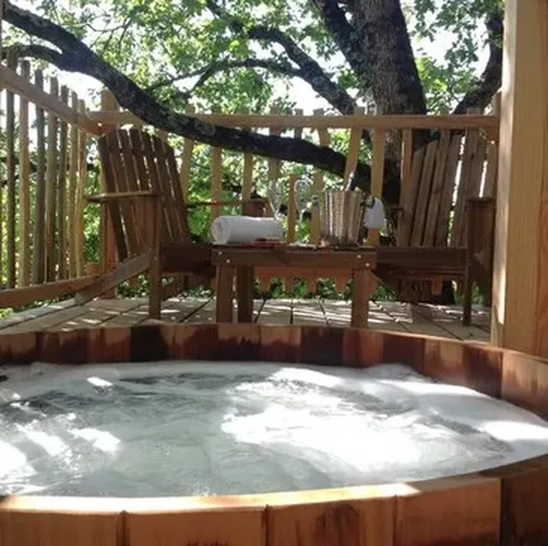 Nuit en Cabane dans les Arbres avec Spa près de Bergerac
