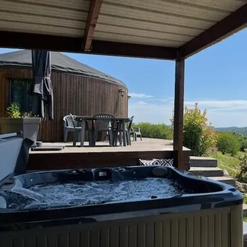 Nuit Insolite en Cabane avec Jacuzzi près de Sarlat