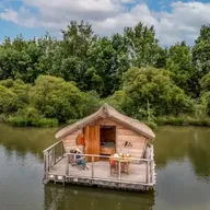 Nuit en Cabane sur l'Eau près de Poitiers