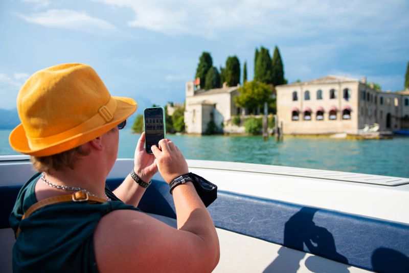 Lac de Garde : 4 heures d'excursion en bateau avec les châteaux de Scaliger + dégustation de vin depuis Sirmione