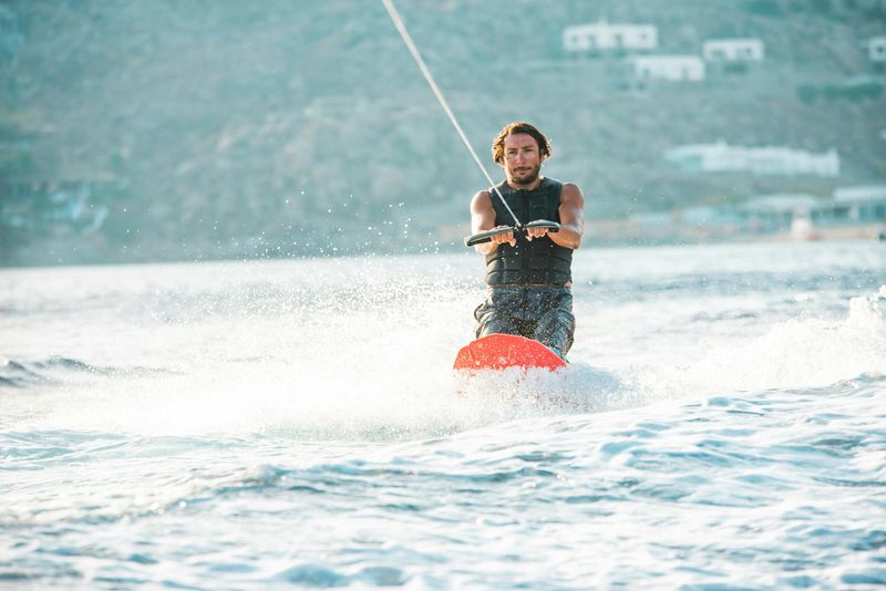 Mykonos Super Paradise Beach : location de ski nautique, de wakeboard et de genou