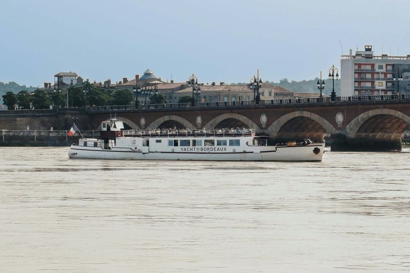 Bordeaux : Croisière guidée sur la Garonne avec un verre et un canelé