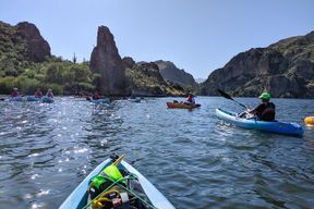 Kayak 2 Hr Canyon & Cliffside sur le lac Saguaro