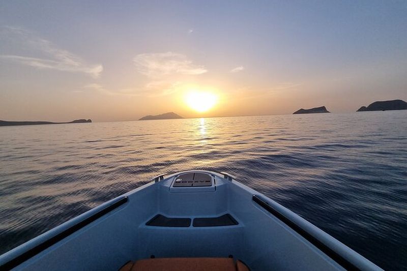 Croisière privée au coucher du soleil à Klima avec collations et boissons