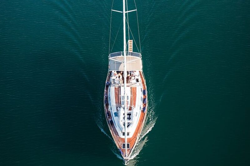 Croisière privée tout autour de Milos et coucher de soleil à Klima Village