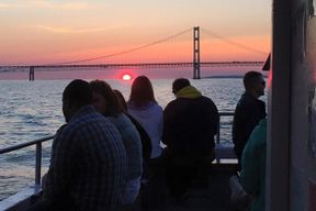 Croisière au coucher du soleil dans la ville de Mackinaw