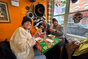 Bagels Dumplings Pizza & Tacos : Une rampe de nourriture au centre-ville